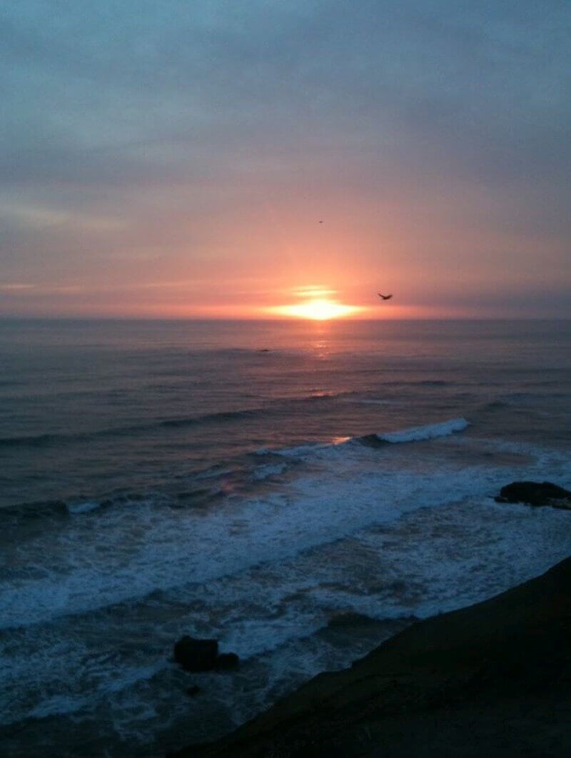 De zon gaat onder in de Stille Oceaan